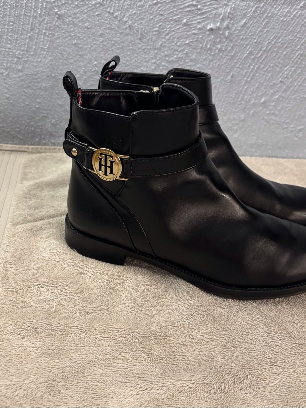 Tommy Hilfiger Black Faux Leather Ankle Boots with Gold TH Emblem SZ 7.5 W Boho